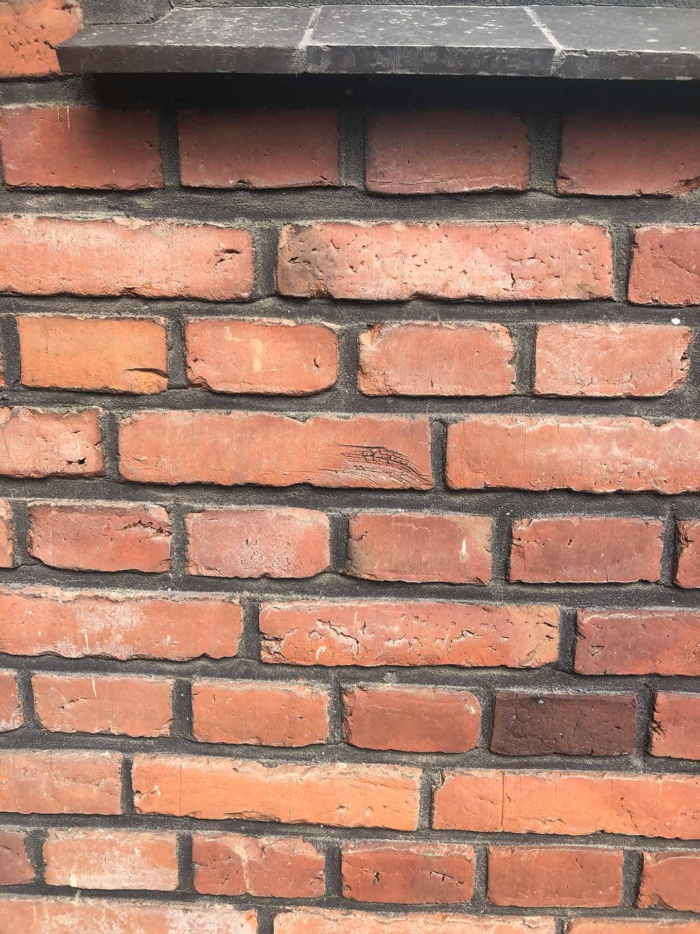 Tæt beskæring af velholdt rød murstensvæg og stærke fuger efter omfugning i Aarhus