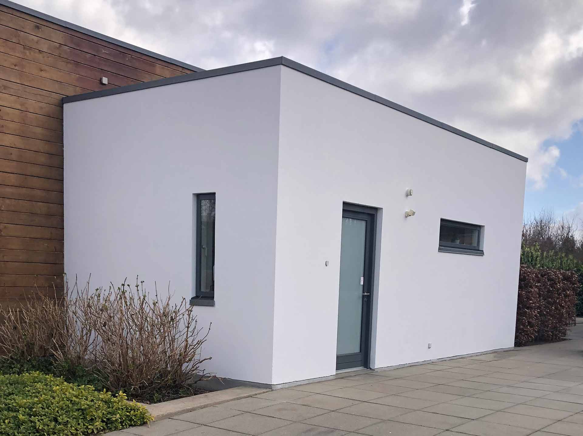 Komplet minimalistisk hvidt hus med skarpe kanter efter netpuds facade