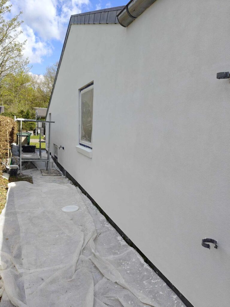 Lang hvid bygningsfacade efter netpuds facade udført i Aarhus