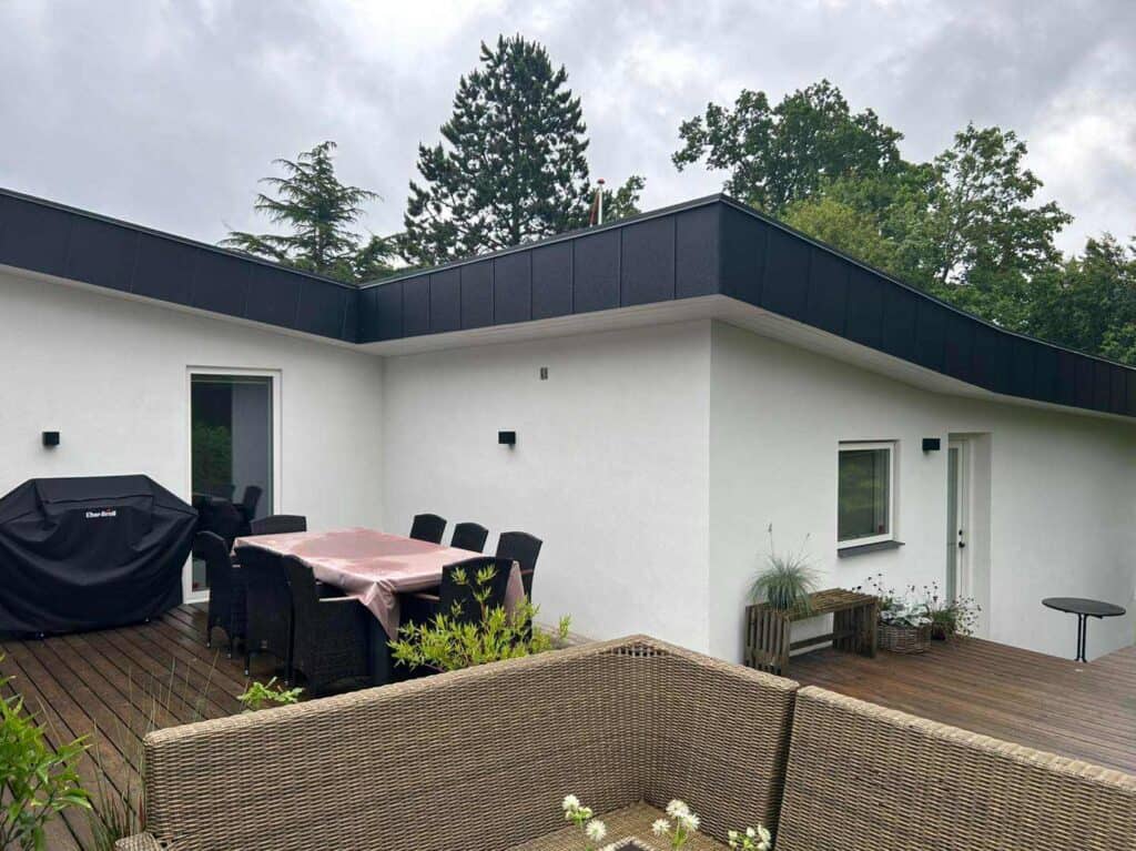 Moderne hvid villa med fladt tag og ny facaderenovering