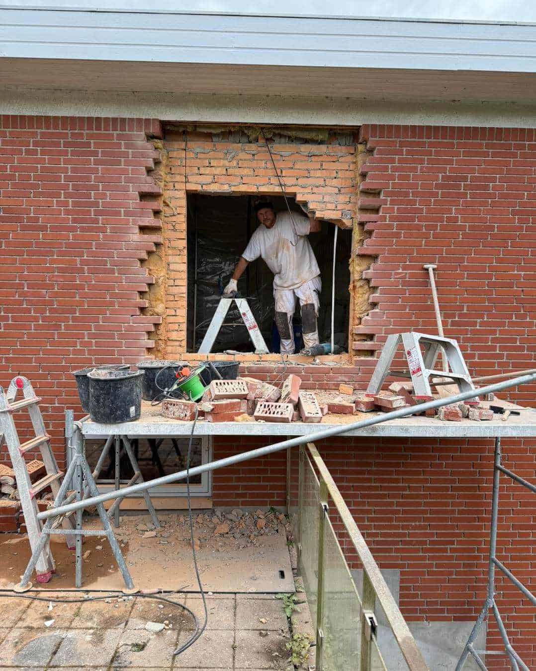 Murerarbejde ved vinduesåbning i rødt hus af murermester i Aarhus