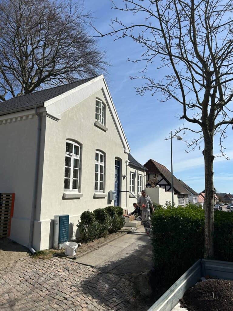 Hvid facade på klassisk hus efter facaderenovering i Århus