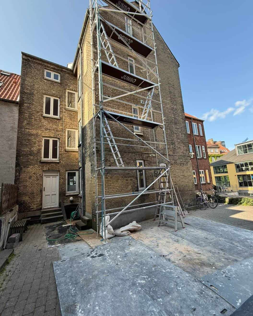 Opsat stillads til stort murerarbejde af murerfirma i Aarhus