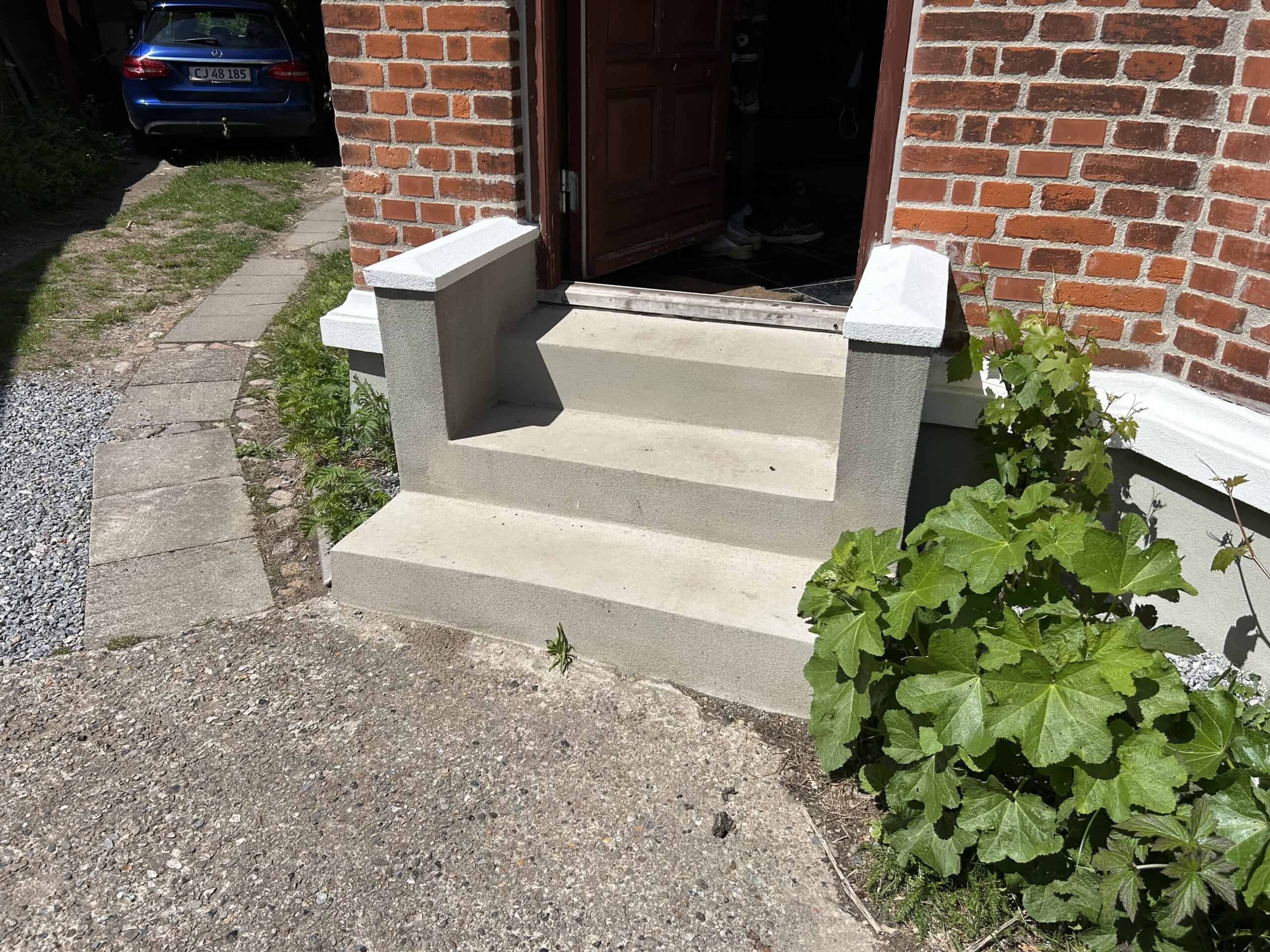 Færdig reparation af betontrappe med lyse trin ved murer i Højbjerg