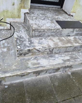 Nedslidt og ødelagt betontrappe før reparation af betontrappen