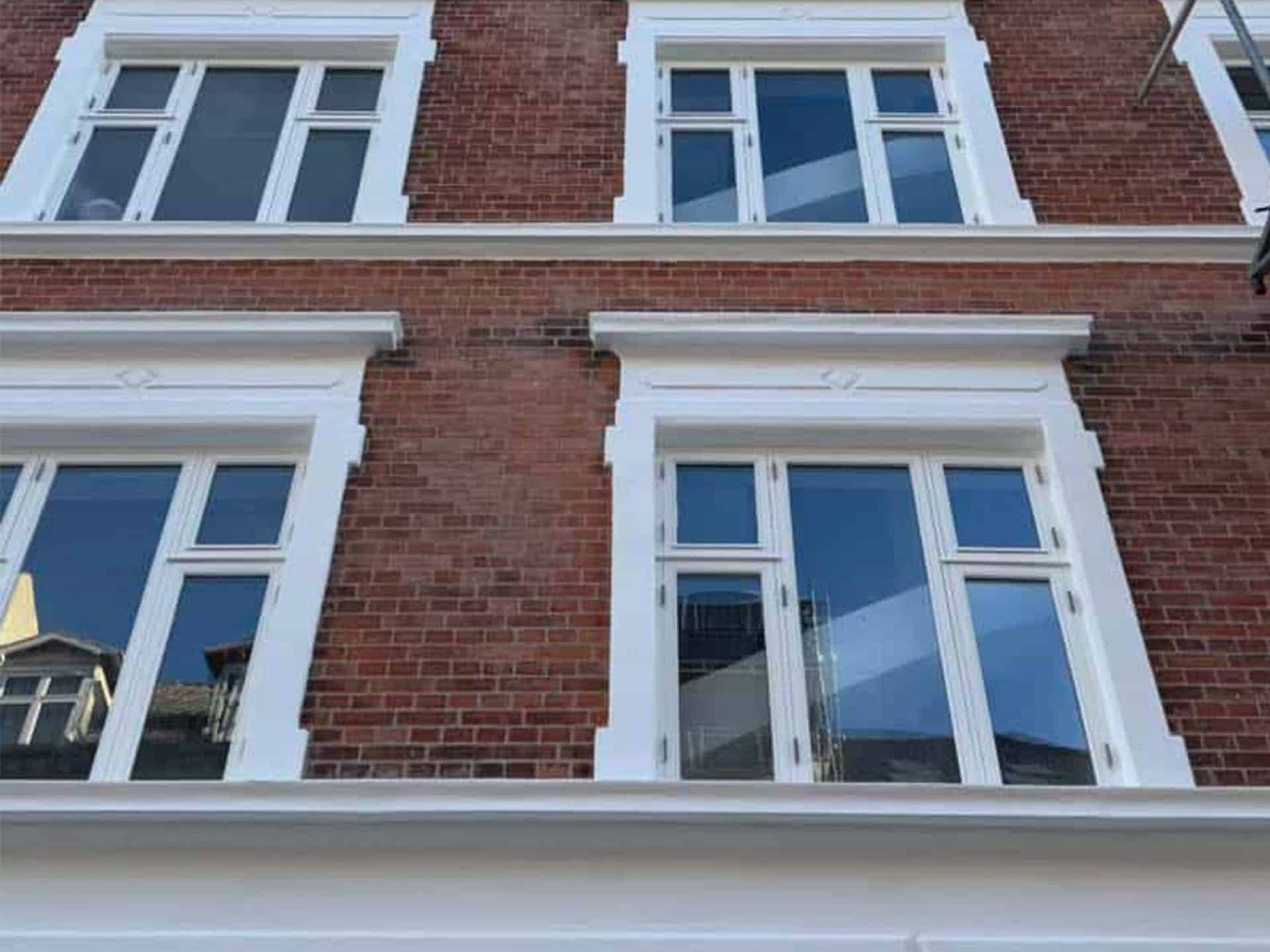 Flot rød murstensfacade med hvide detaljer efter omfugning i Aarhus